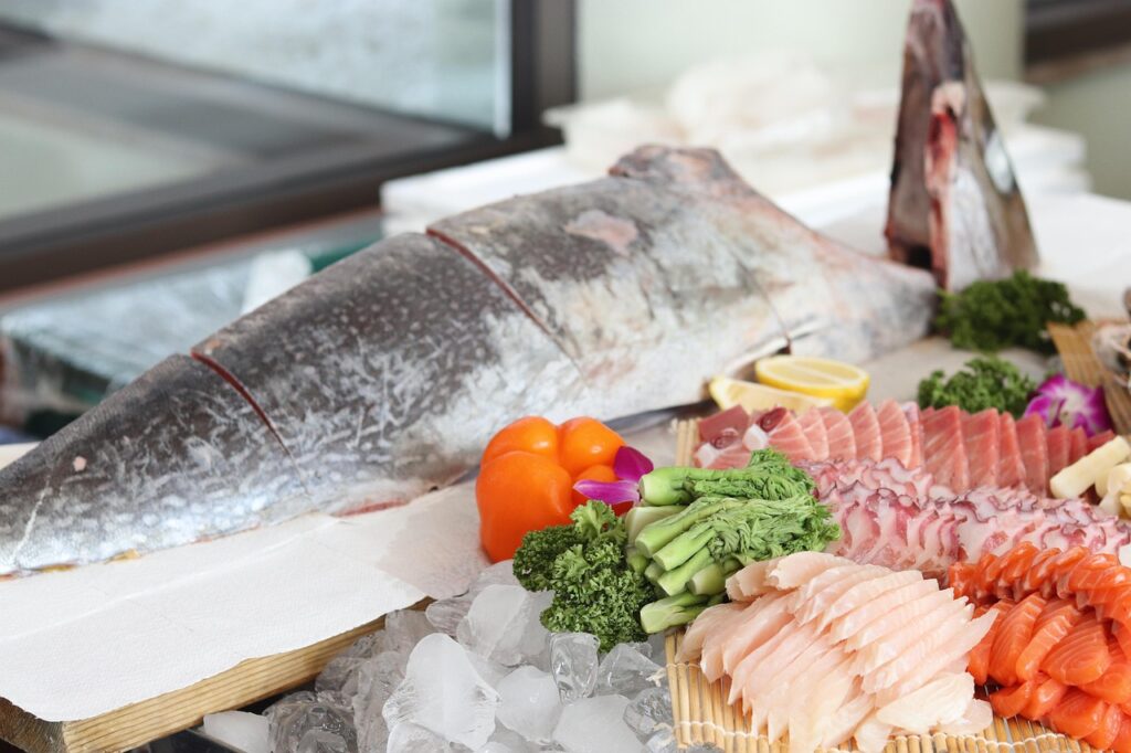 Eating properly is just as important as the training itself.
What to Eat Before Your Workout 
1. Carbohydrates for Energy 
Carbs are your body’s primary energy source. A good pre-workout meal includes easy-to-digest carbohydrates such as:
 Oats
 Bananas
Whole-grain toast
Berries
 Rice cakes
Why carbs?  They prevent fatigue and support stamina during training.

2. Lean Protein for Muscle Support 

Protein helps protect muscle tissue during exercise.
Examples:

Greek yogurt
Egg whites
Chicken breast
Cottage cheese
 Whey protein

3. Healthy Fats (Optional) 

Keep fats low before a workout because they slow digestion.
A small amount is fine:

 Almond butter on toast
A few nuts
 Half an avocado

Best Pre-Workout Meal Ideas

Choose one depending on your schedule:

If you eat 2–3 hours before training 

 Chicken breast + rice + steamed veggies
 Oatmeal + banana + honey
Whole-grain pasta + tuna

If you eat 45–60 minutes before training 

 Greek yogurt + berries
Toast + peanut butter
 Banana + whey shake

If you eat 20–30 minutes before training 

Stick to simple carbs

 A banana
 Rice cake with honey
 A small fruit smoothie



What to Avoid Before a Workout

 Heavy meals
 Lots of fats
High-fiber meals (can cause discomfort)
 Spicy foods
What to Eat After Your Workout 

After training, your body needs nutrients to recover. The goal is simple: repair muscle + restore energy.

1. Protein for Muscle Repair 

Your body needs amino acids to rebuild muscle fibers.
Great options:

Whey shake
Eggs
Chicken
 Lean beef
 Tofu

Aim for 20–30g of protein after your workout.


2. Carbs for Glycogen Restore 

Carbs refill your energy storage.
Best options:

 Rice
 Oats
 Quinoa
Sweet potatoes
Whole-grain bread

3. Hydration + Electrolytes 

You lose water and minerals when you sweat.
Consider:

 Coconut water
 Water with a pinch of sea salt
 Low-sugar electrolyte drinks



Post-Workout Meal Ideas 

Meal 1: Chicken + Rice + Veggies 

Perfect balance for recovery.

Meal 2: Whey Shake + Banana

Fast and ideal if you’re busy.

Meal 3: Sweet Potato + Eggs

Great for muscle-building days.

Meal 4: Yogurt + Granola + Fruit 

Easy and refreshing.


Common Nutrition Mistakes to Avoid 

1. Training on an empty stomach 

May cause dizziness and fatigue.

2. Eating too much right before training 

Can slow you down and cause stomach discomfort.

3. Not eating after a workout 

Slows down recovery and muscle growth.

Suggested Multimedia 
